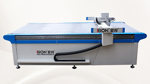 裁皮使用真皮切割機，省時省人工